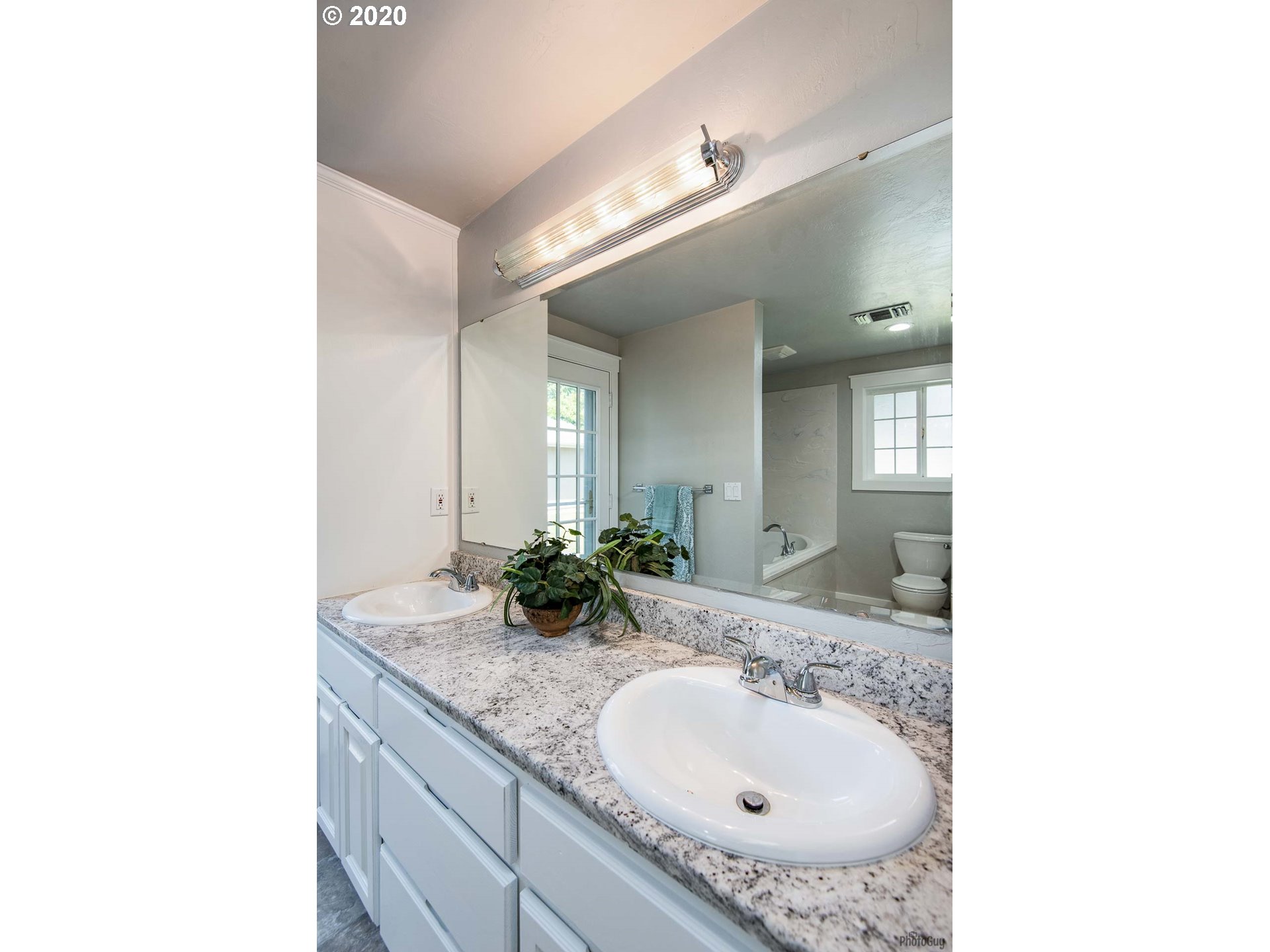 2470 North 14th Place Springfield, OR 97477 - Photo 19 of 32 a bathroom with a sink and a mirror
