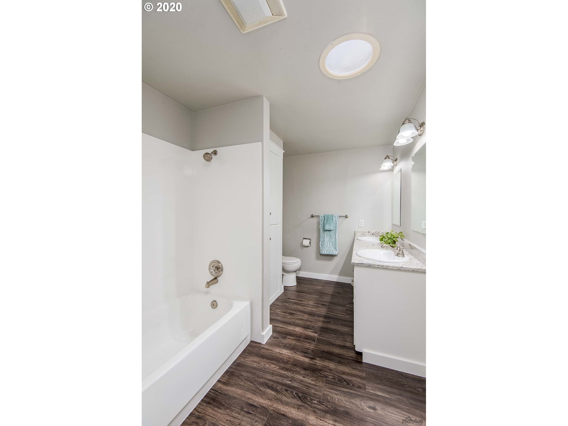 2470 North 14th Place Springfield, OR 97477 - Photo 24 of 32 a spacious bathroom with a bathtub and shower