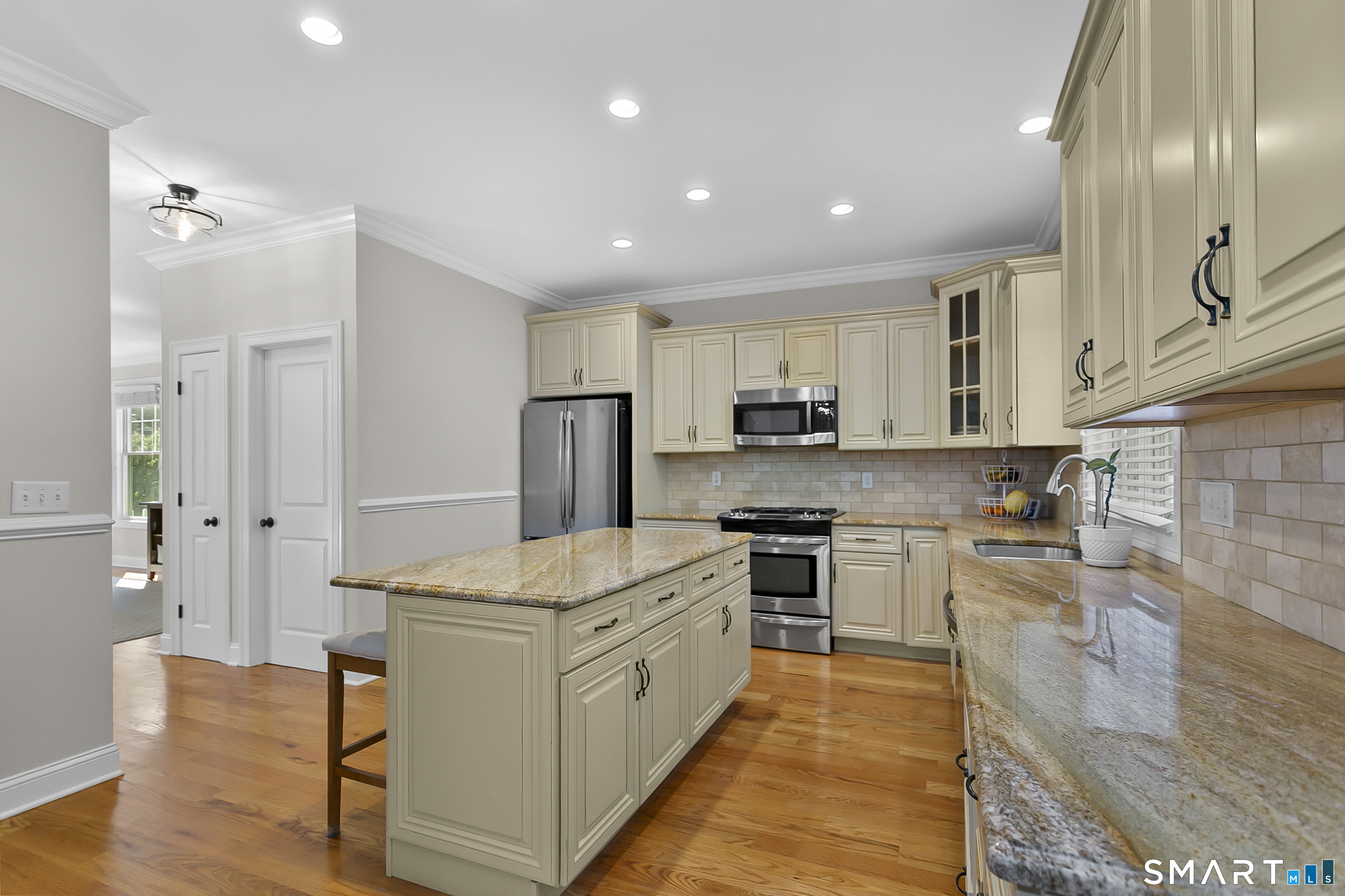 24 Warsaw Street Fairfield, CT 06825 - Photo 5 of 29