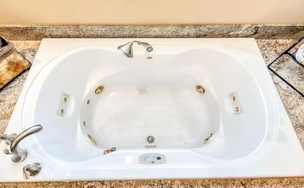 31453 Chimayo Road Thousand Palms, CA 92276 - Photo 23 of 71 a bathroom with a bathtub
