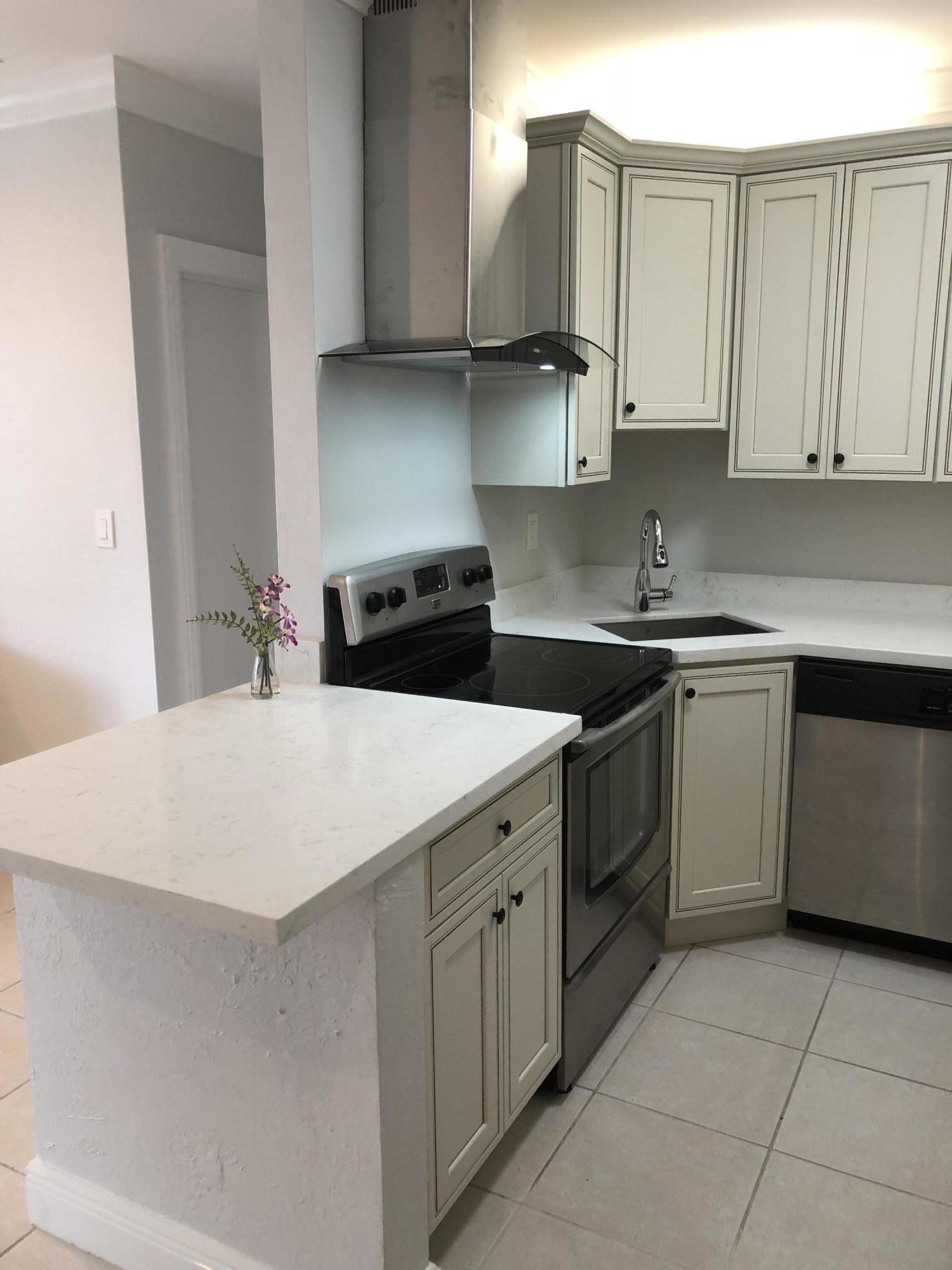 299 Southwest 7th Street, Unit 1090 Boca Raton, FL 33432 - Photo 4 of 23 GOLDENAEEOWKITCHENCORNER STAINLESSHOOD