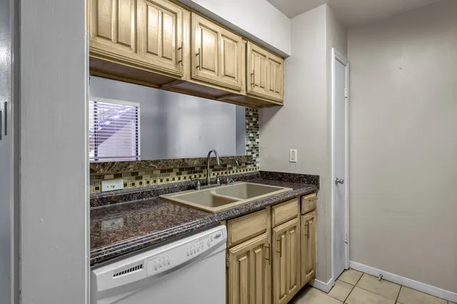 $1,195 | 3500 Tangle Brush Drive, Unit 40, The Woodlands, TX 77381