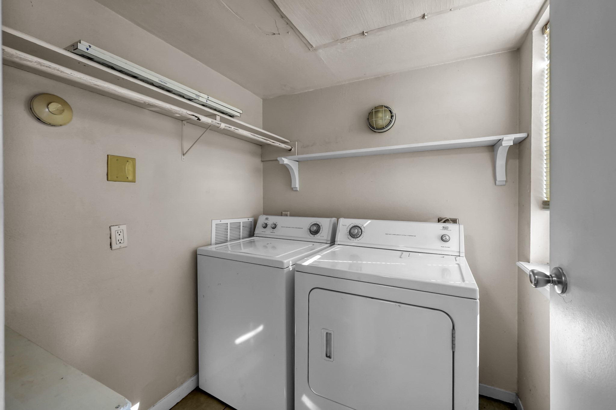 3500 Tangle Brush Drive, Unit 40 Spring, TX 77381 - Photo 14 of 19 a utility room with dryer and washer