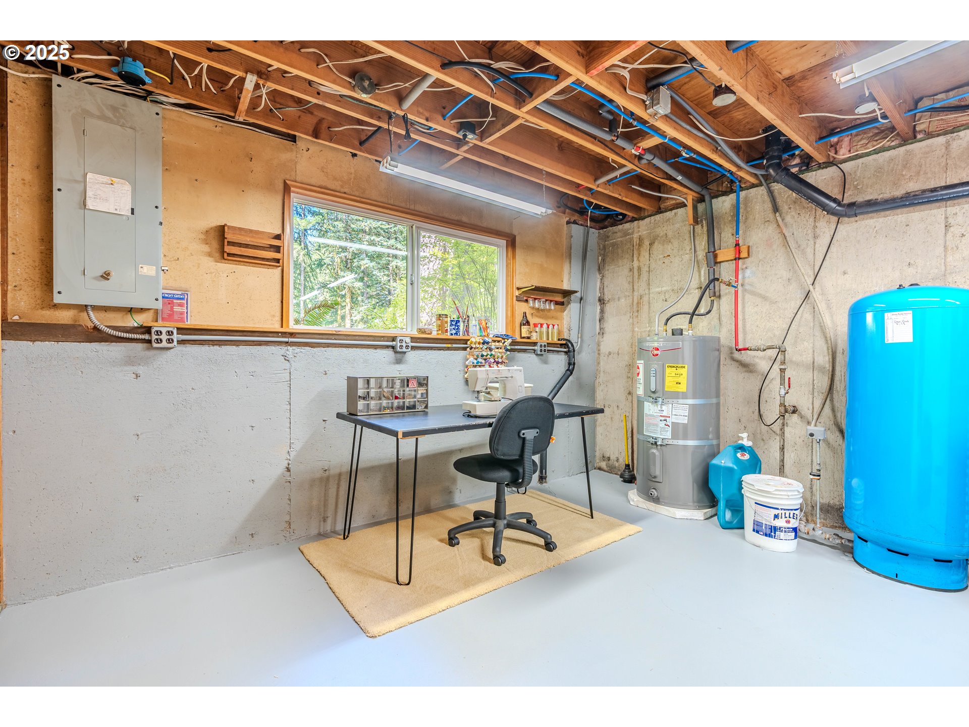 41920 Southeast Gordon Creek Road Corbett, OR 97019 - Photo 31 of 48 a living room filled with furniture