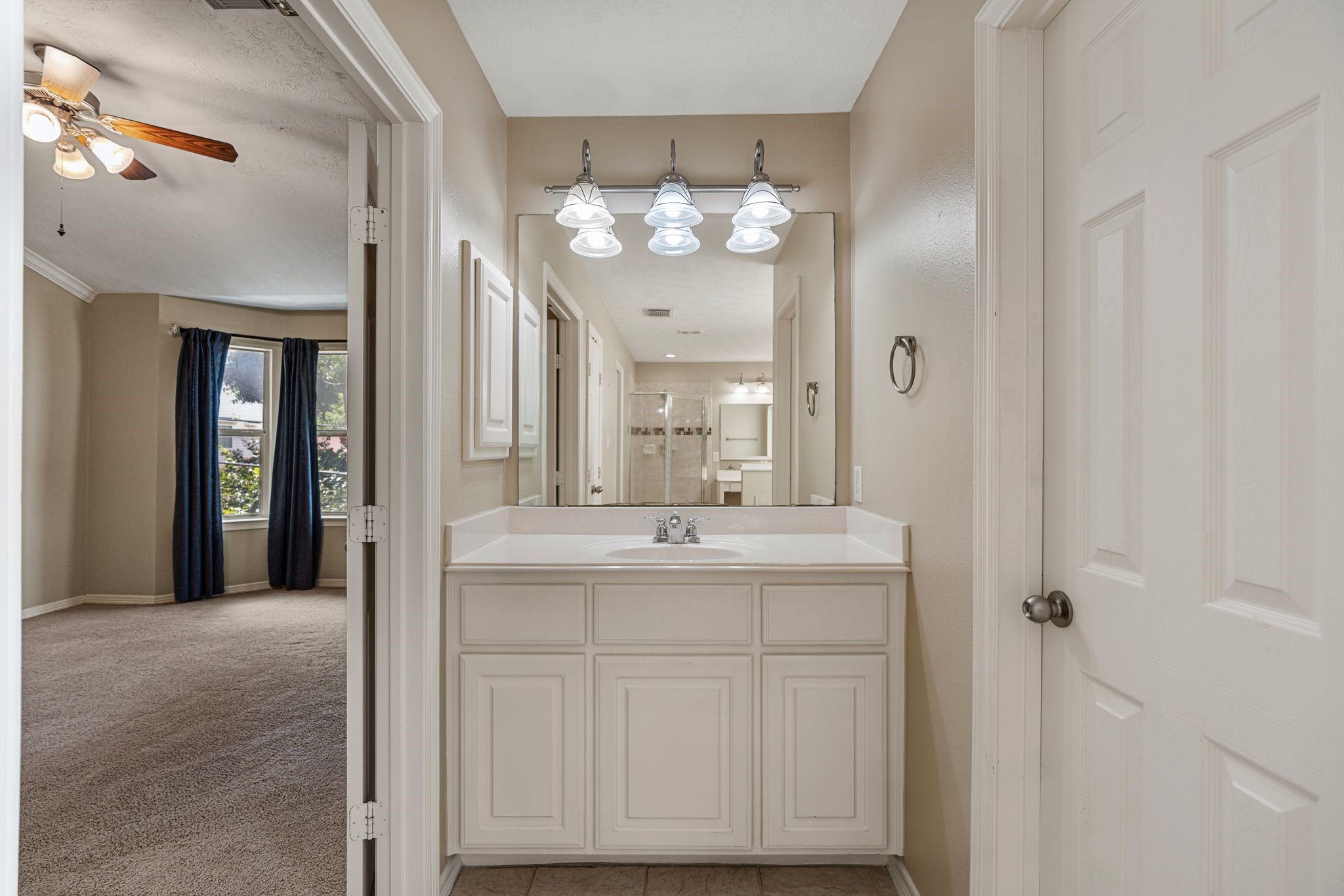4223 Rose Street Houston, TX 77007 - Photo 24 of 40 Primary Bath with double sinks and vanity area
