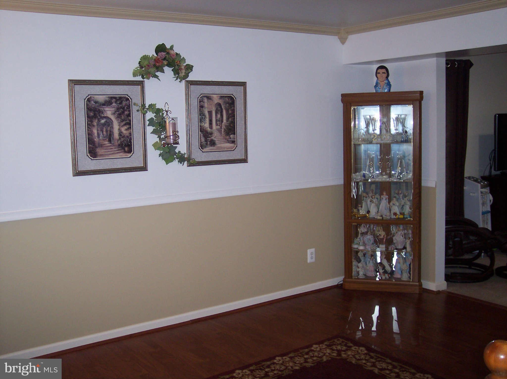 1906 Arundel Road Pasadena, MD 21122 - Photo 6 of 30 Living Room