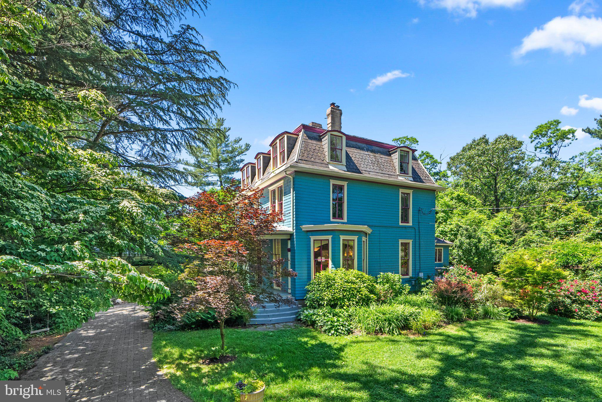 Welcome to 1102 Edgevale Road "Sunnyside"