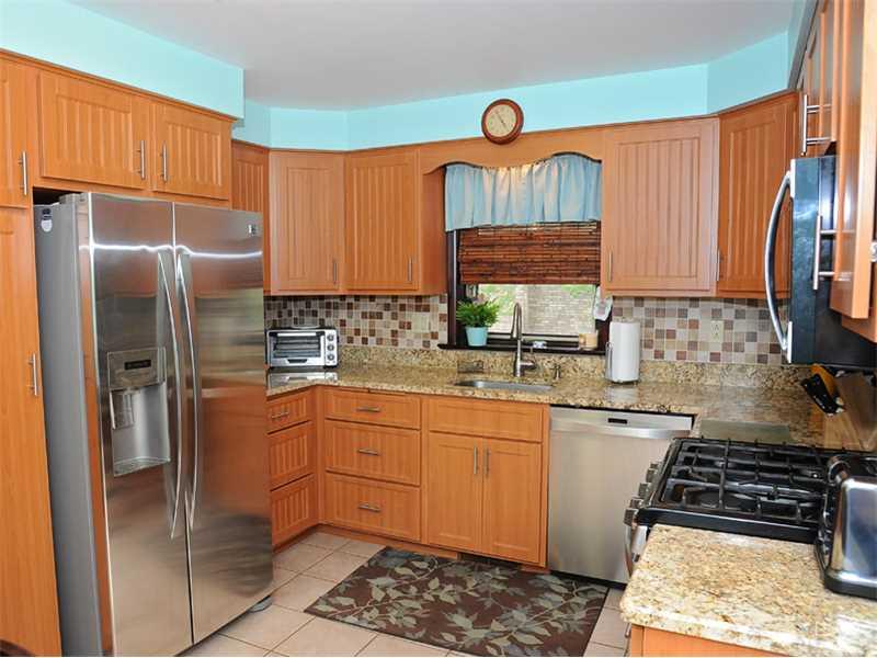 1820 Hassam Road Coraopolis, PA 15108 - Photo 8 of 25 Kitchen.