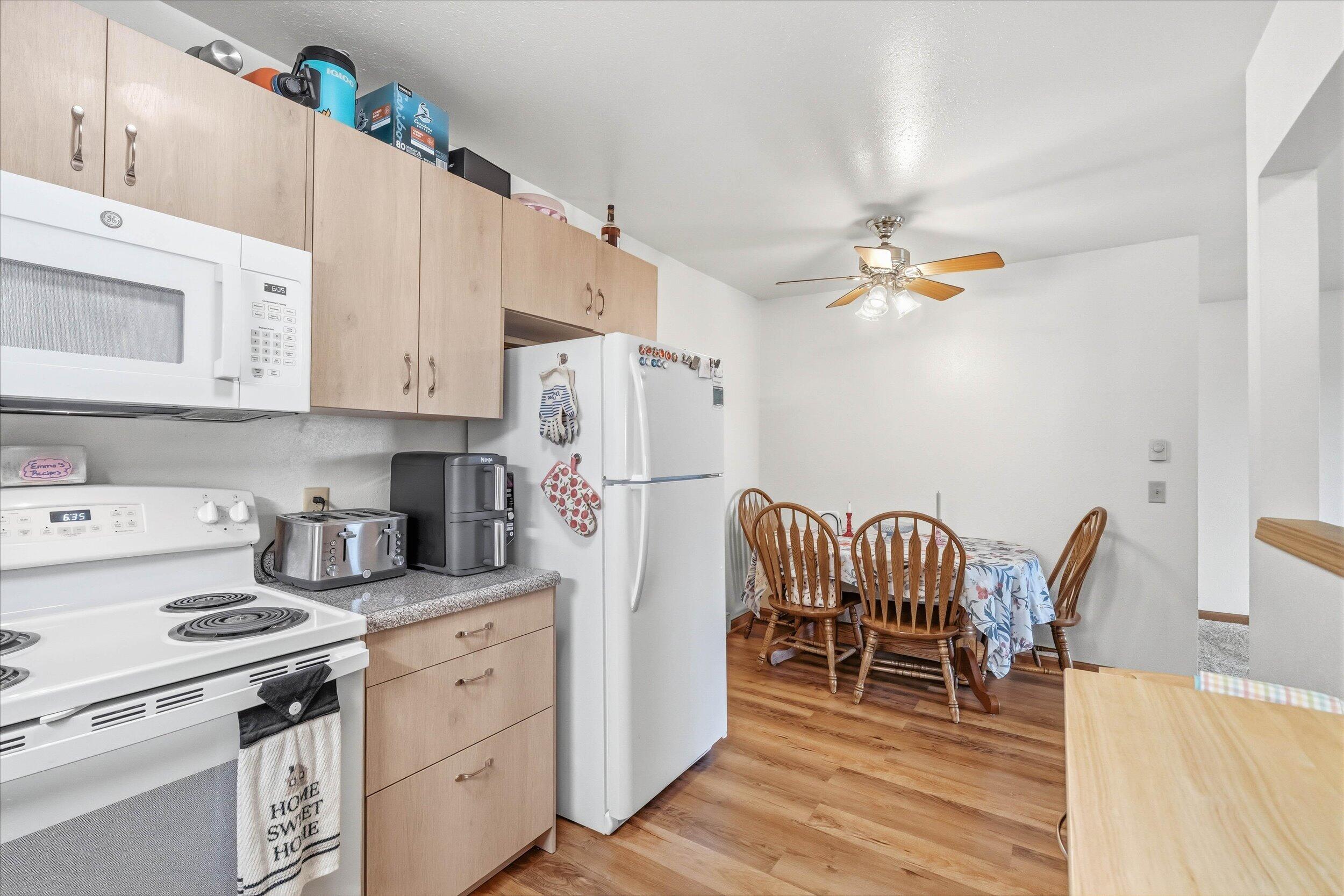 1406 Creek Road, Unit 7 West Bend, WI 53090 - Photo 10 of 25 10-Kitchen