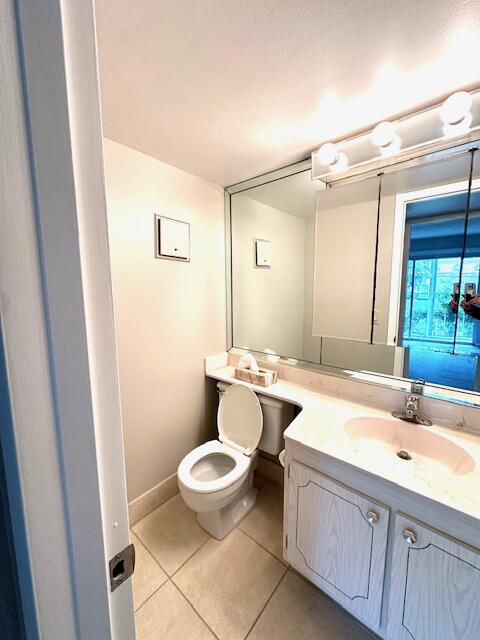 338 Fanshaw I Boca Raton, FL 33434 - Photo 7 of 28 a bathroom with a sink and a mirror