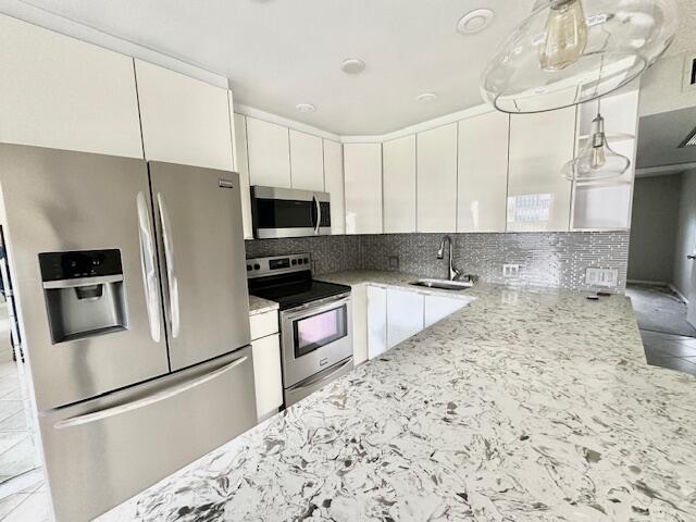 338 Fanshaw I Boca Raton, FL 33434 - Photo 3 of 28 a kitchen with granite countertop a refrigerator a sink a stove a microwave and island