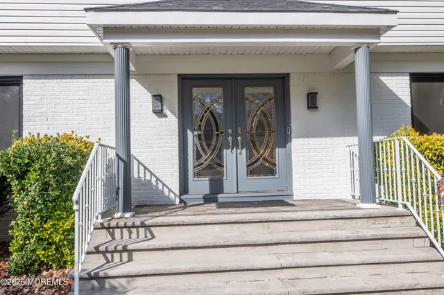 $1,100,000 | 12 Pence Road, Manalapan, NJ 07726