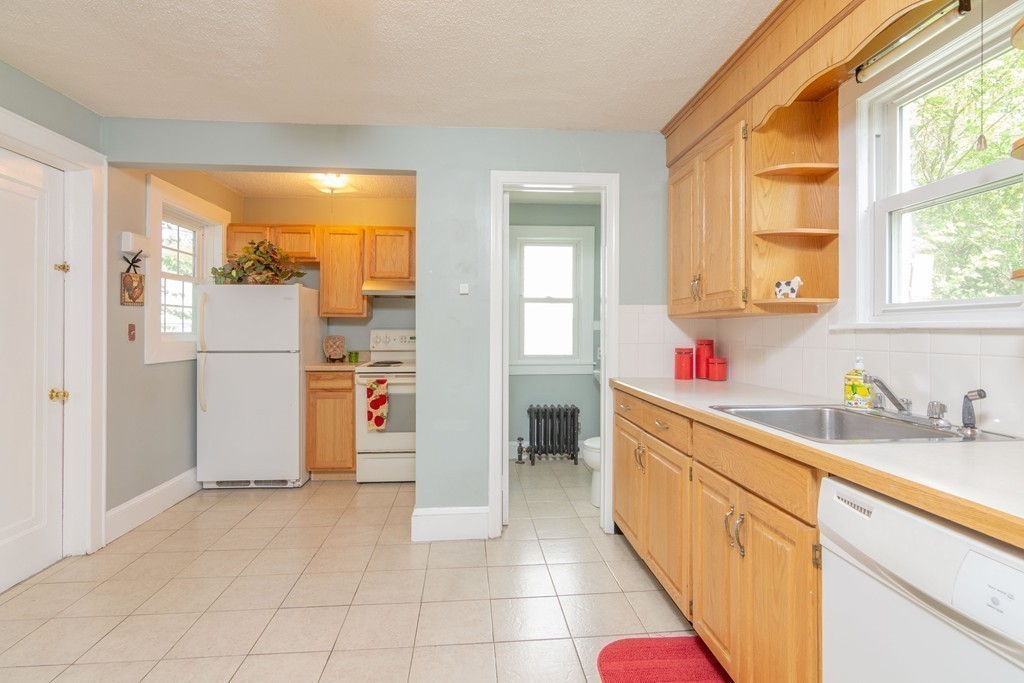 702 Allen Street Springfield, MA 01118 - Photo 10 of 25