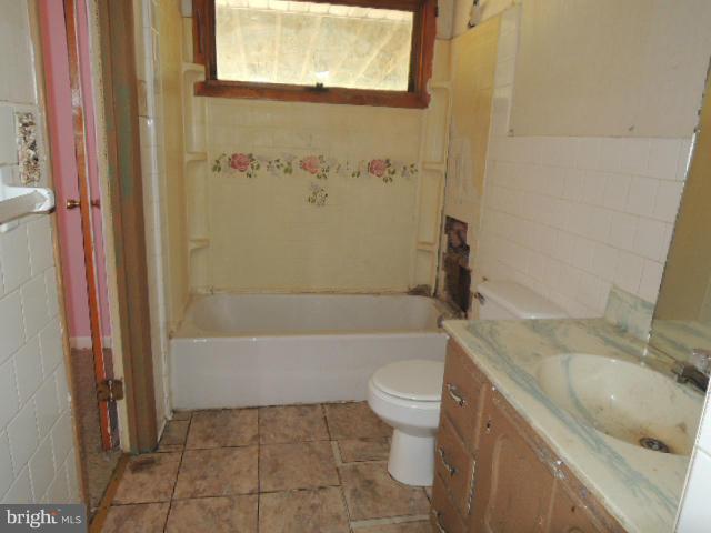 1669 Henshaw Road Inwood, WV 25428 - Photo 14 of 28 Bath