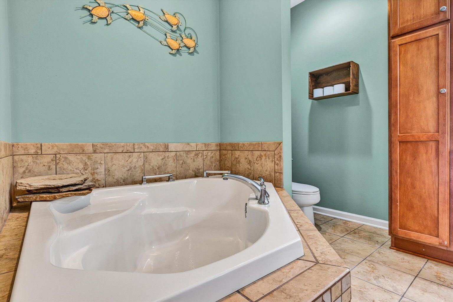 88 Maple Street Salem, VA 24153 - Photo 19 of 25 a bathroom with a bathtub