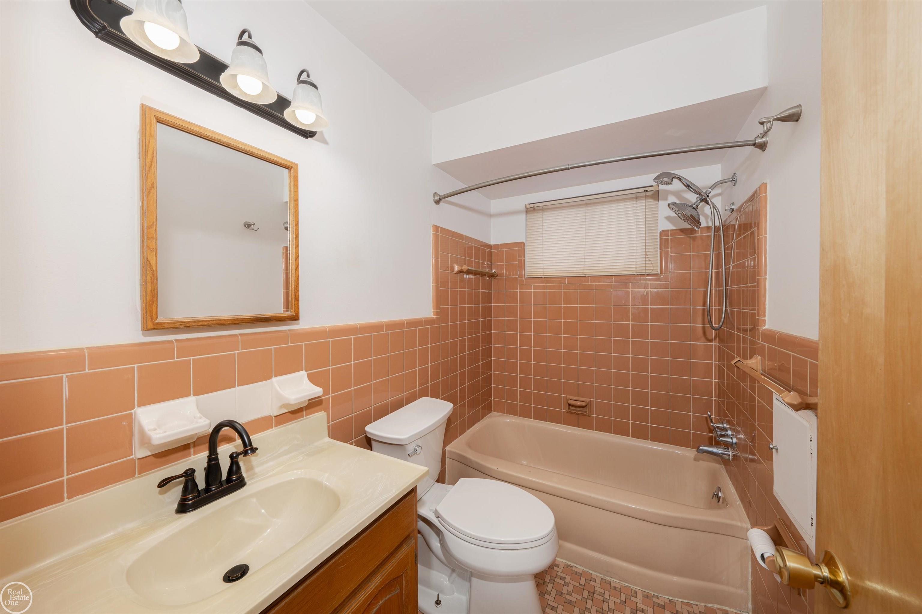 17909 Winsome Road Fraser, MI 48026 - Photo 19 of 28 50155896-4605e6d9-3e71-4b7b-bc53-dce1250e280a.JPG