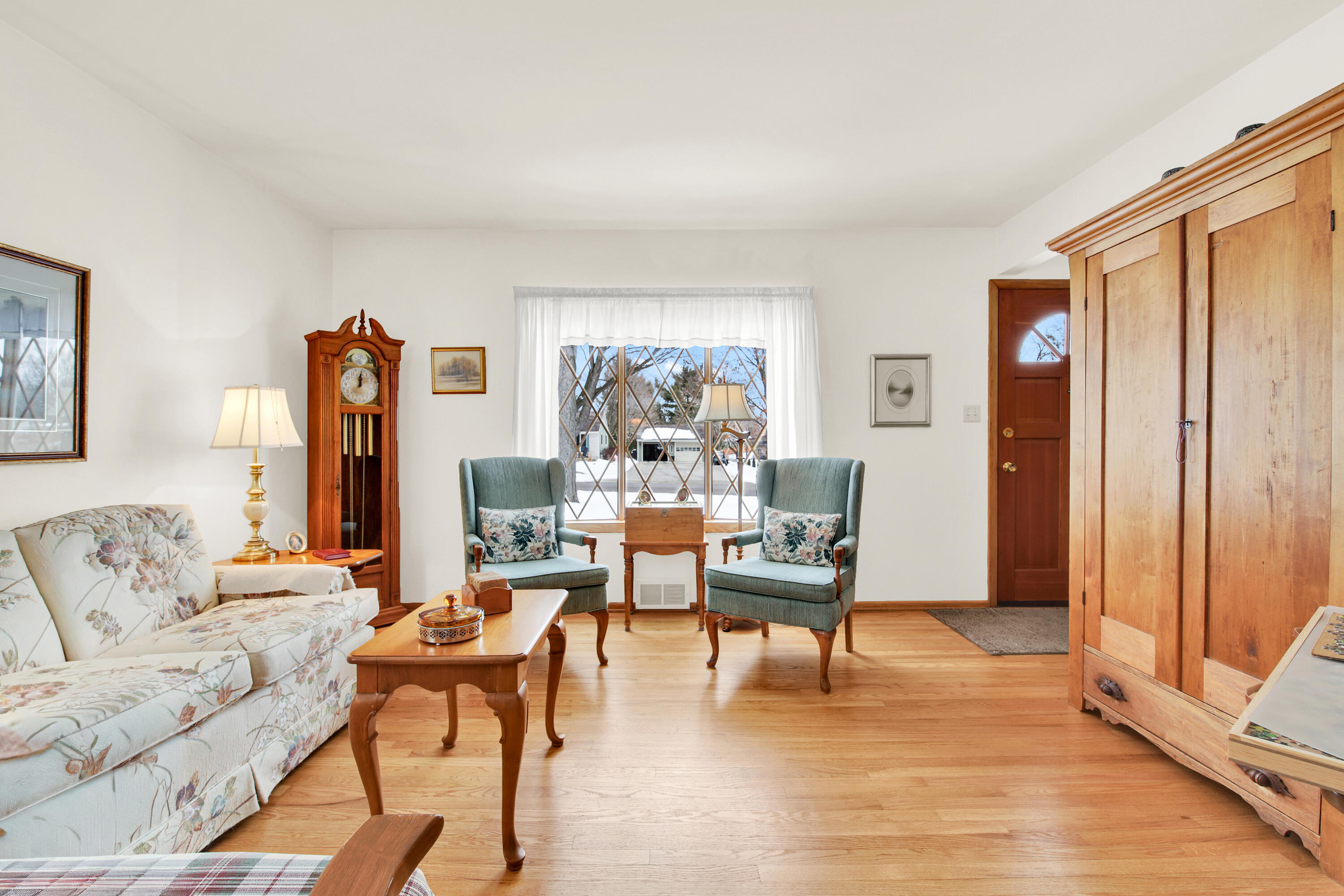 W150S6441 Spring Lane Muskego, WI 53150 - Photo 2 of 24 Large picture window