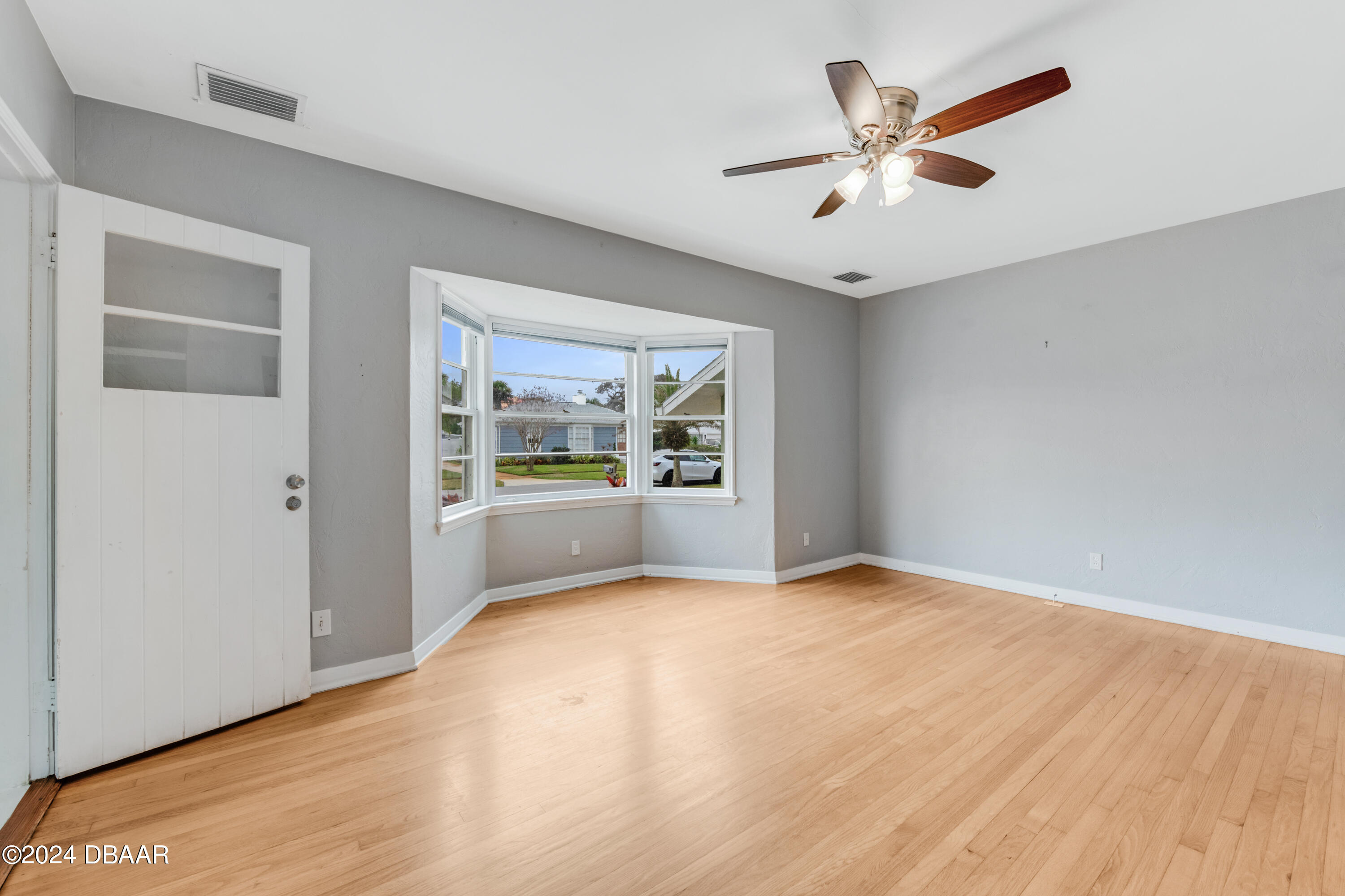 435 Poinsettia Road Daytona Beach, FL 32118 - Photo 9 of 37 D85_5692_HDR