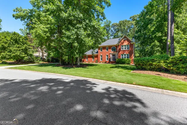 a view of a house with a yard