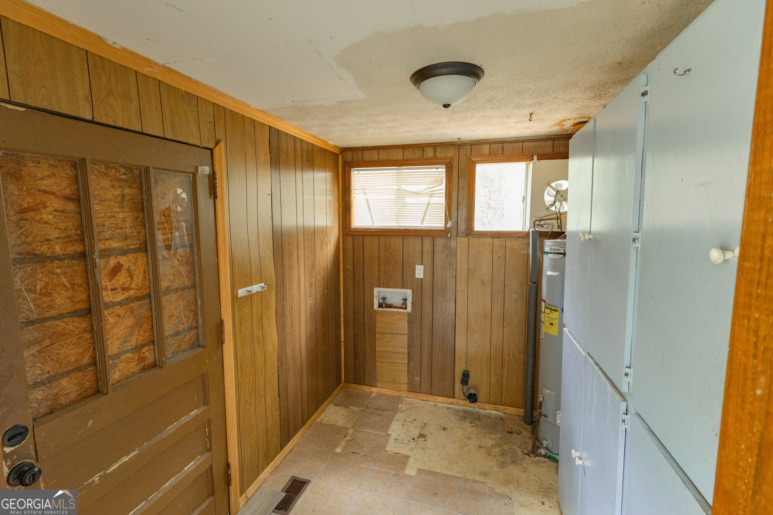 2165 Griffin Road Macon, GA 31216 - Photo 13 of 21 a view of entryway with a bathroom