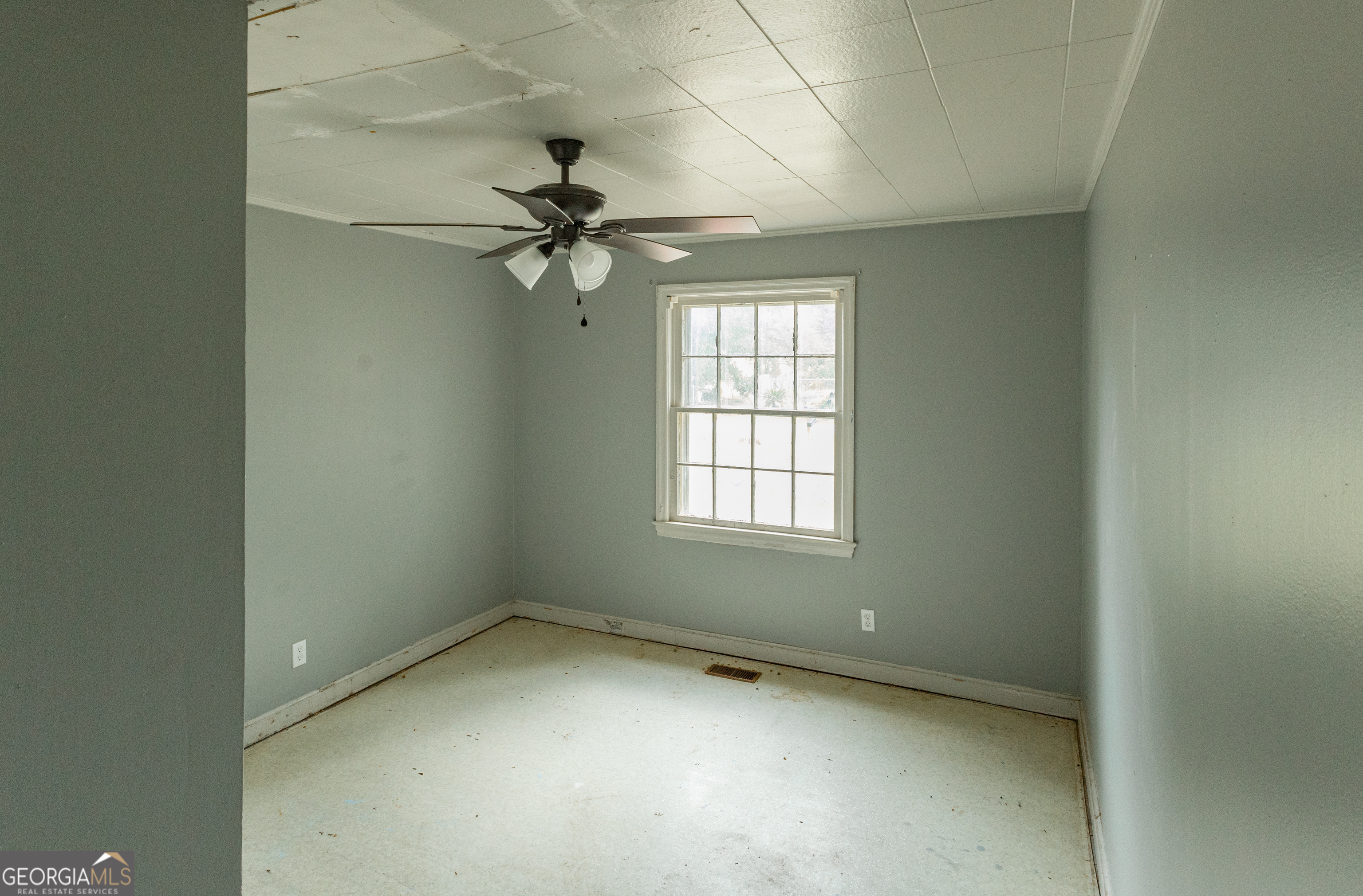 2165 Griffin Road Macon, GA 31216 - Photo 15 of 21 an empty room with a window