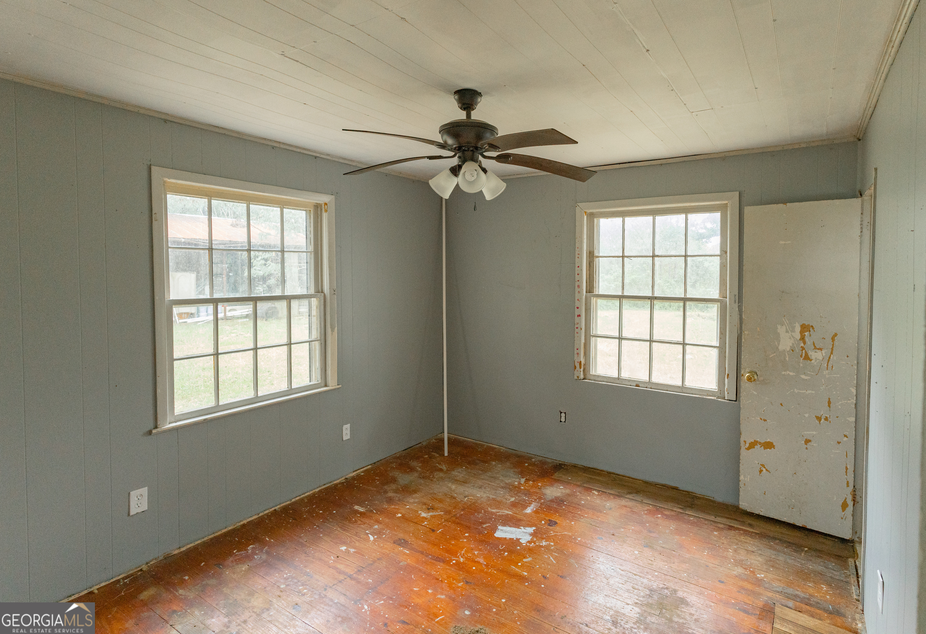 2165 Griffin Road Macon, GA 31216 - Photo 17 of 21 an empty room with windows and fan
