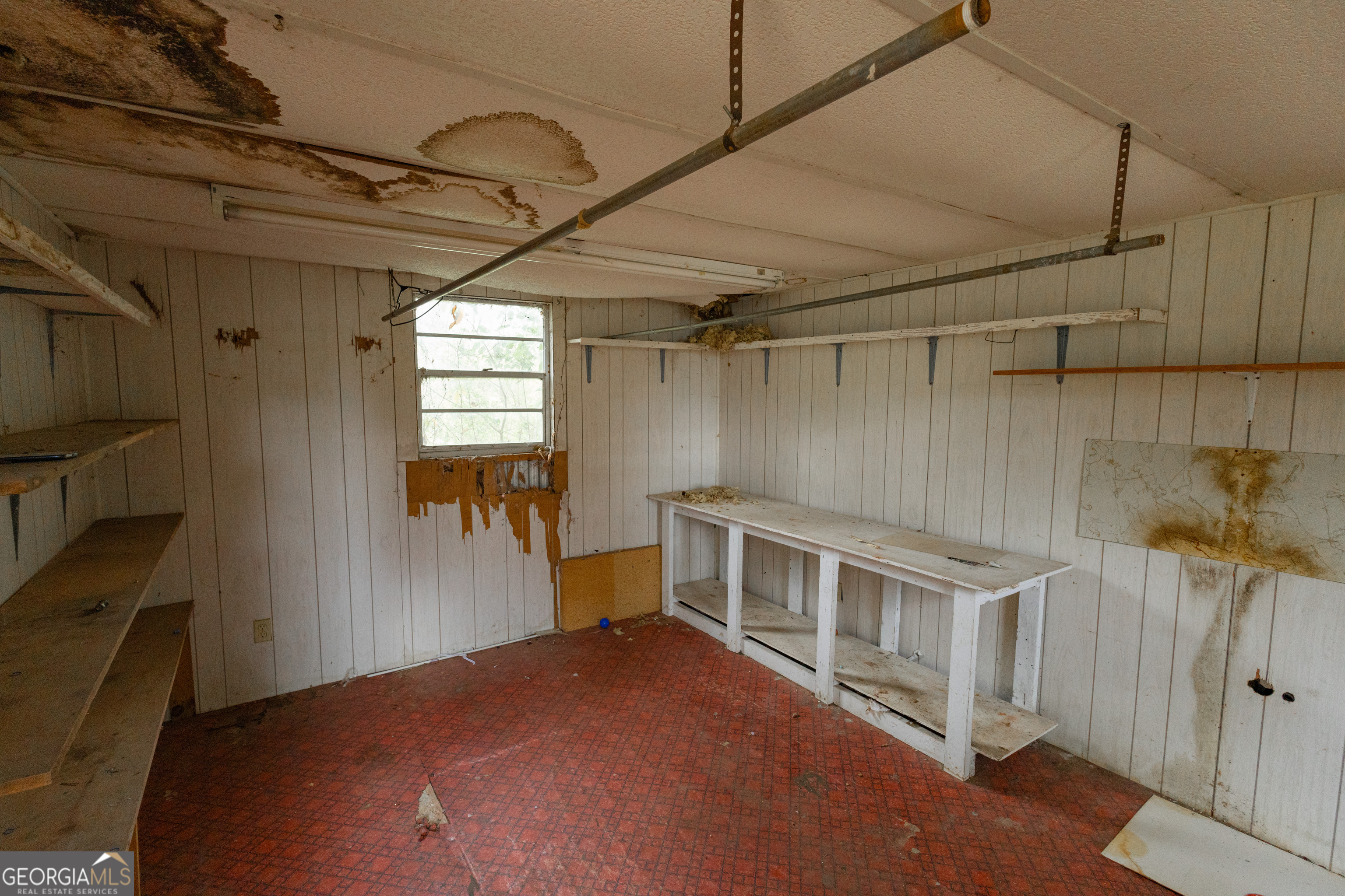 2165 Griffin Road Macon, GA 31216 - Photo 21 of 21 a view of a hallway with a white house