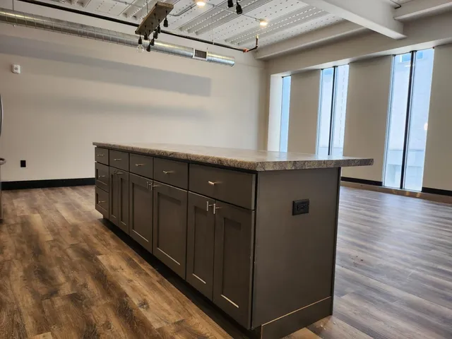 $1,295 | 200 West College Avenue, Appleton, WI 54911