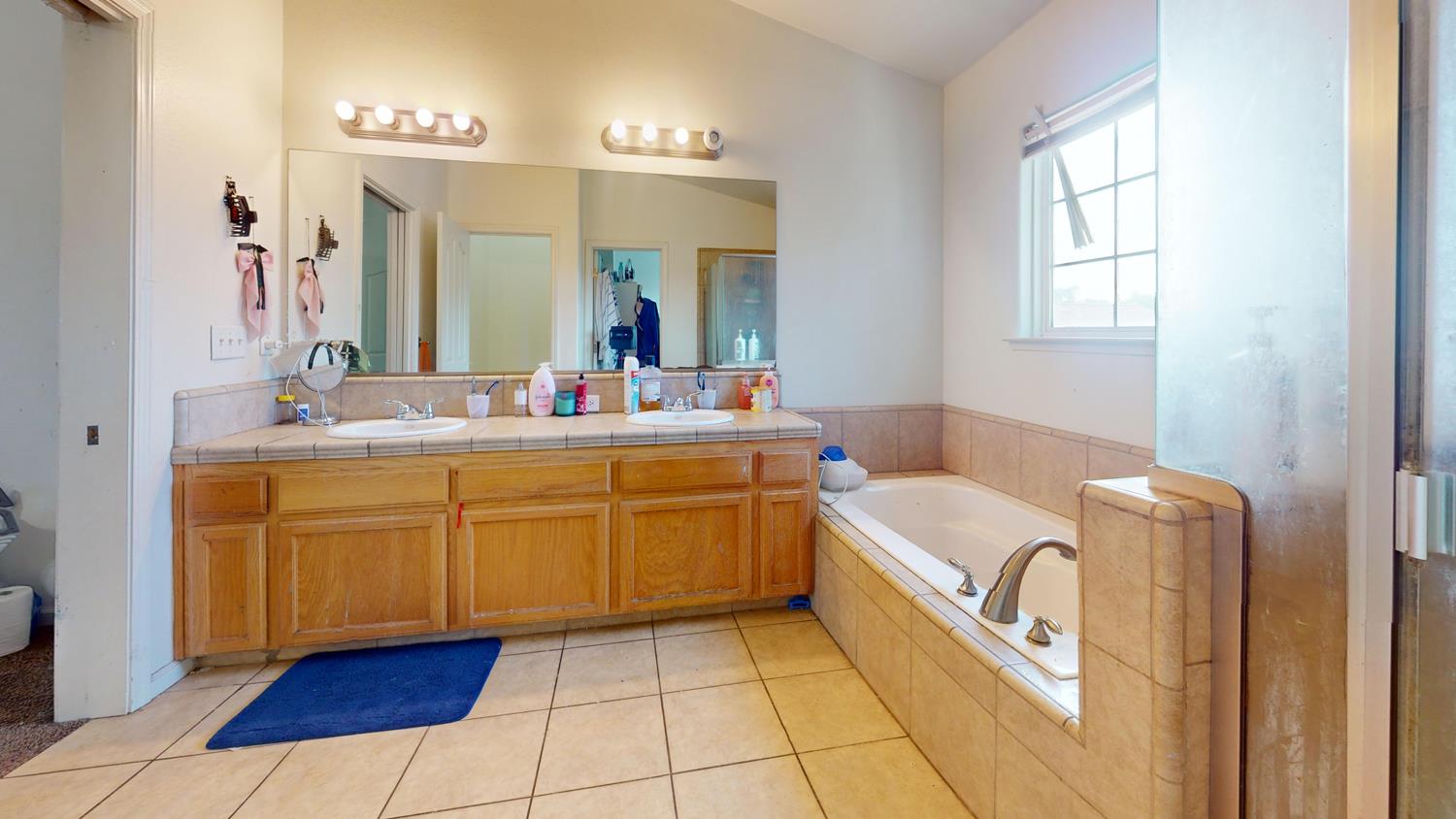 185 River Pointe Madera, CA 93637 - Photo 29 of 36 a bathroom with a tub sink and mirror