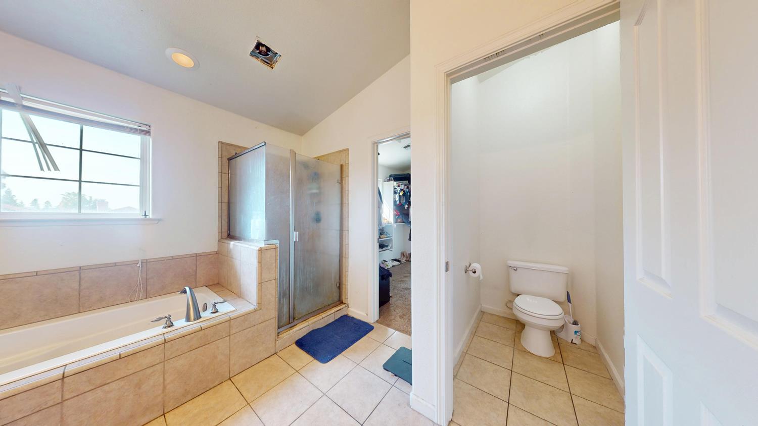 185 River Pointe Madera, CA 93637 - Photo 30 of 36 a bathroom with a bathtub and a toilet
