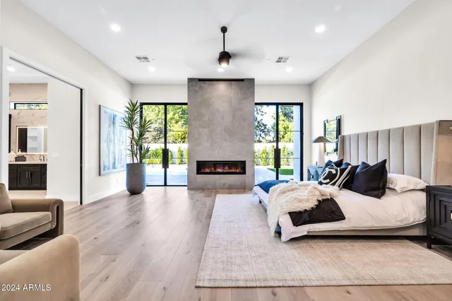 a view of entryway with washer and dryer