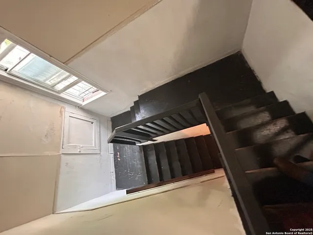 $350,000 | 1915 North Interstate 35, San Antonio, TX 78208