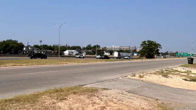 $350,000 | 1915 North Interstate 35, San Antonio, TX 78208