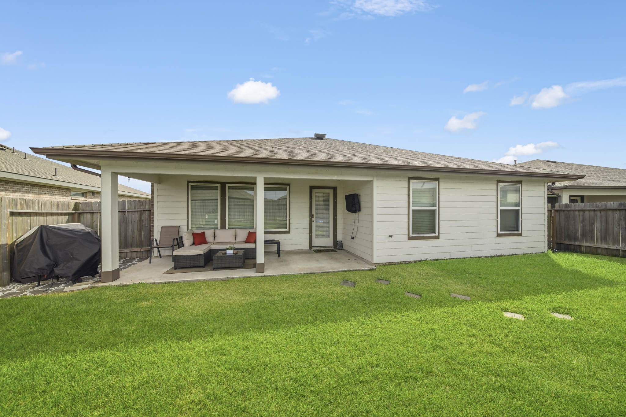 8210 Buck Lane Rosharon, TX 77583 - Photo 26 of 30 Large backyard with covered patio, perfect for outdoor gatherings and relaxation.
