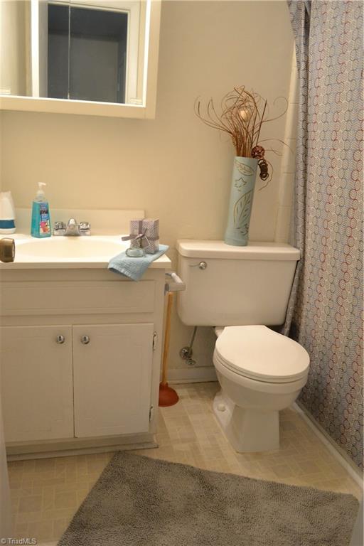 5735 Bramblegate Road Greensboro, NC 27409 - Photo 15 of 20 Full Bath 2 Upstairs