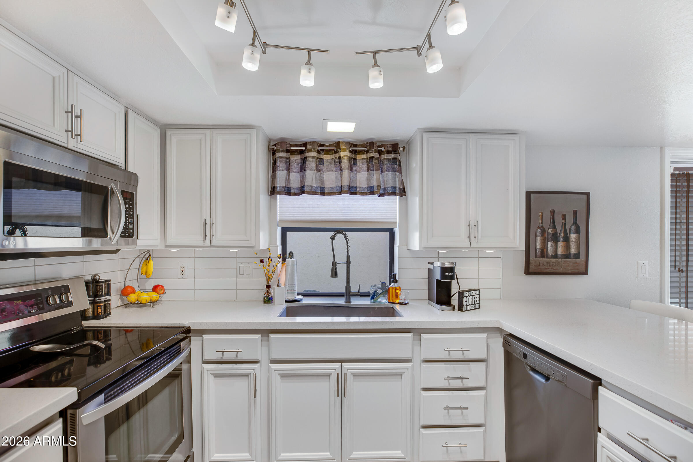 6502 North 10th Place Phoenix, AZ 85014 - Photo 5 of 29 6502 N 10th Pl-12