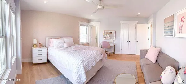 a view of entryway with a floor to ceiling window