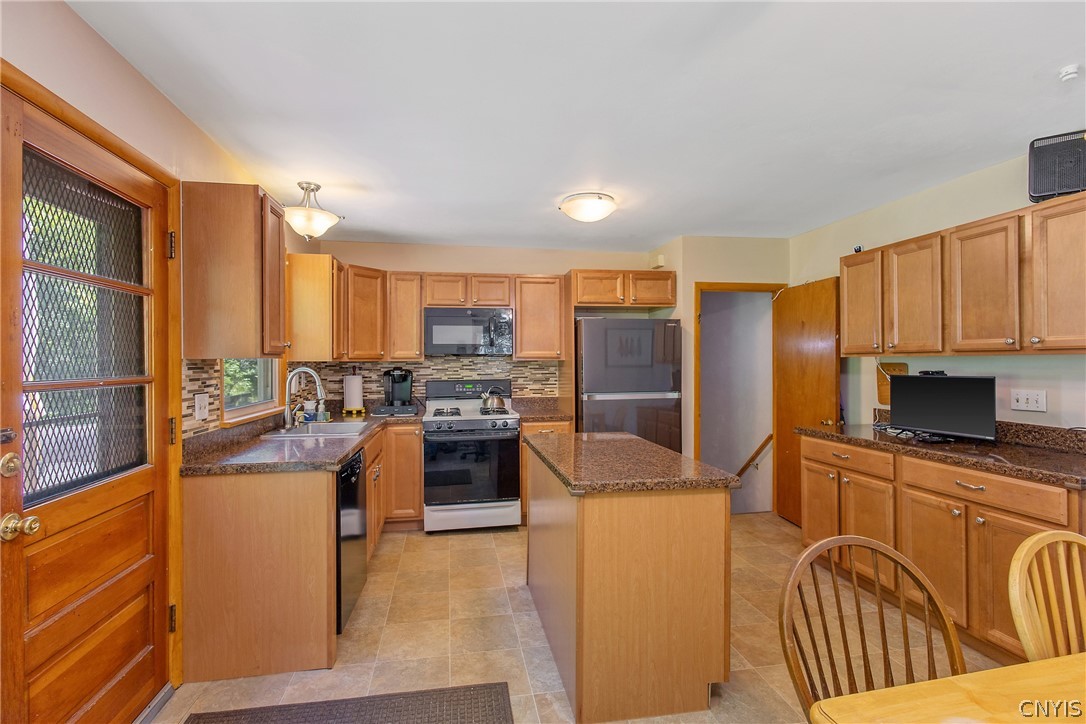 3659 Warners Road Camillus, NY 13209 - Photo 10 of 35