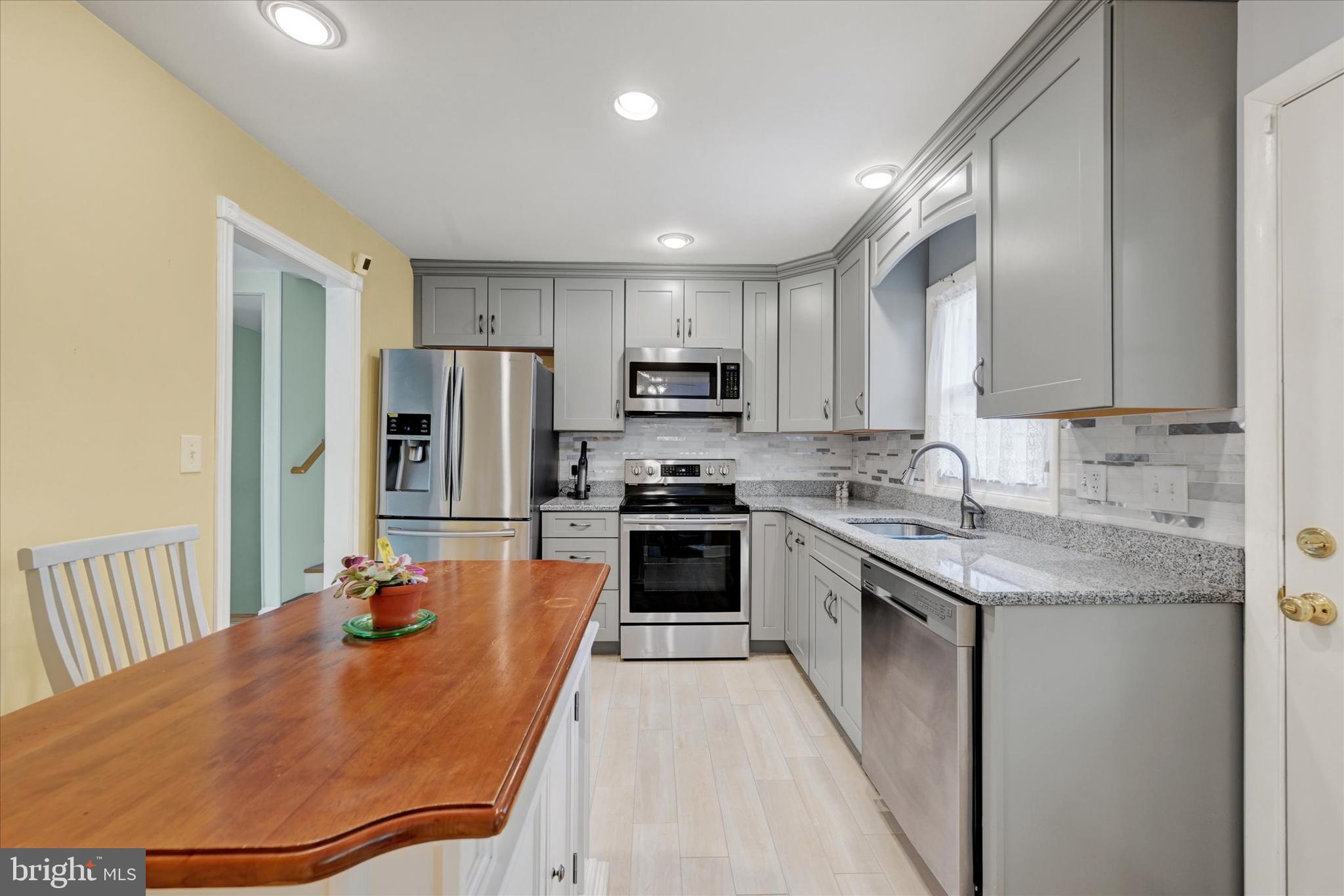 1202 Hillcreek Road Pasadena, MD 21122 - Photo 11 of 35 Renovated kitchen w/granite counters
