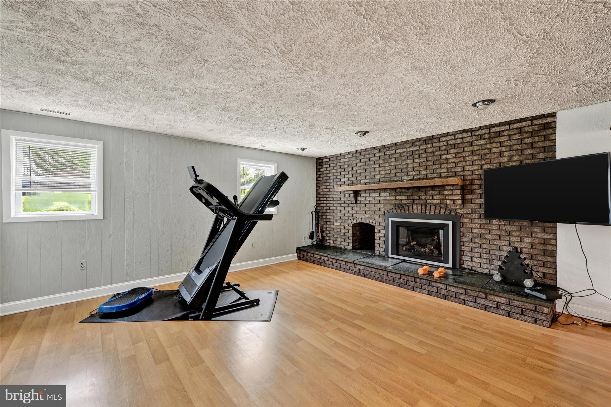 1202 Hillcreek Road Pasadena, MD 21122 - Photo 25 of 35 Laminate Flooring