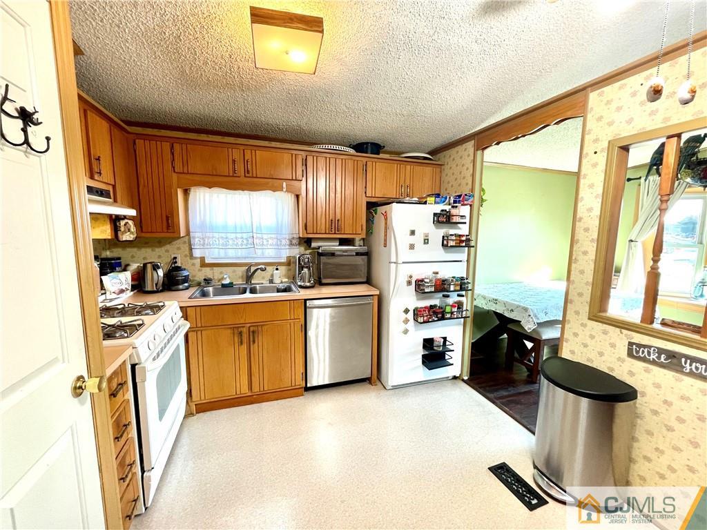 9 Twain Road North Brunswick, NJ 08902 - Photo 5 of 14 Gallery Image 5