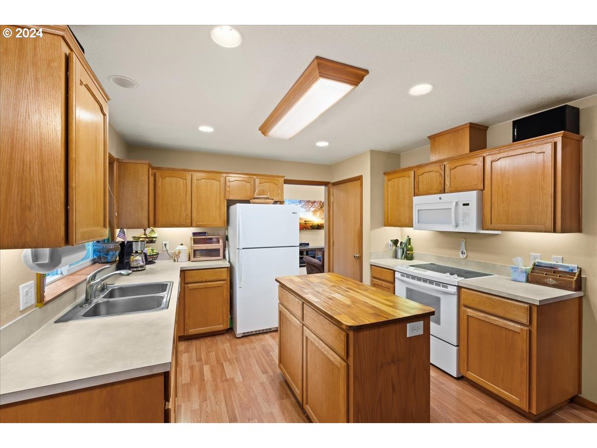 447 Vista Ridge Court Gaston, OR 97119 - Photo 14 of 47 Kitchen