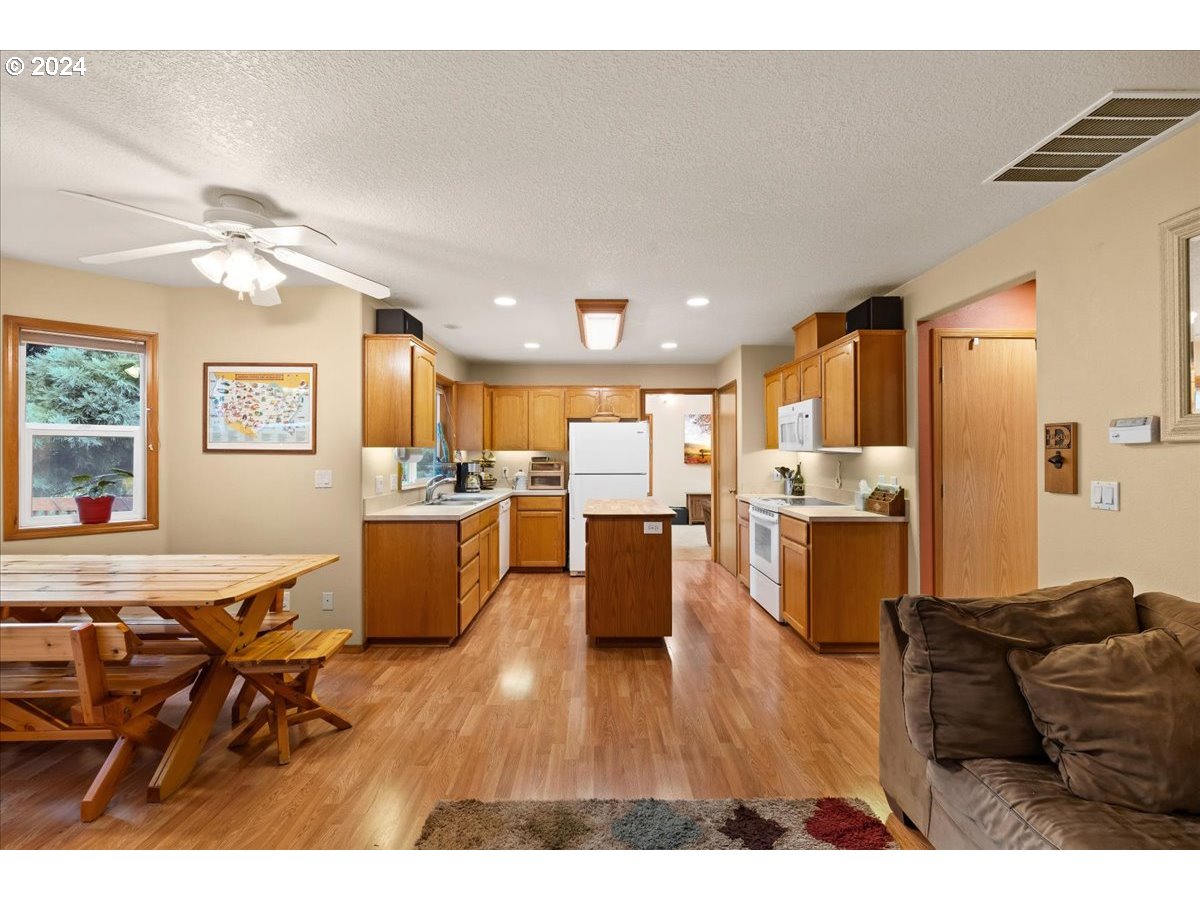 447 Vista Ridge Court Gaston, OR 97119 - Photo 17 of 47 Kitchen