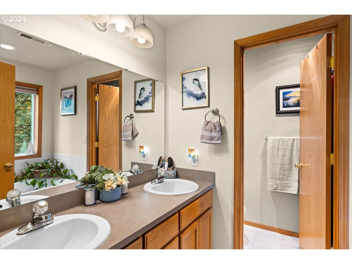 447 Vista Ridge Court Gaston, OR 97119 - Photo 23 of 47 Primary Bedroom