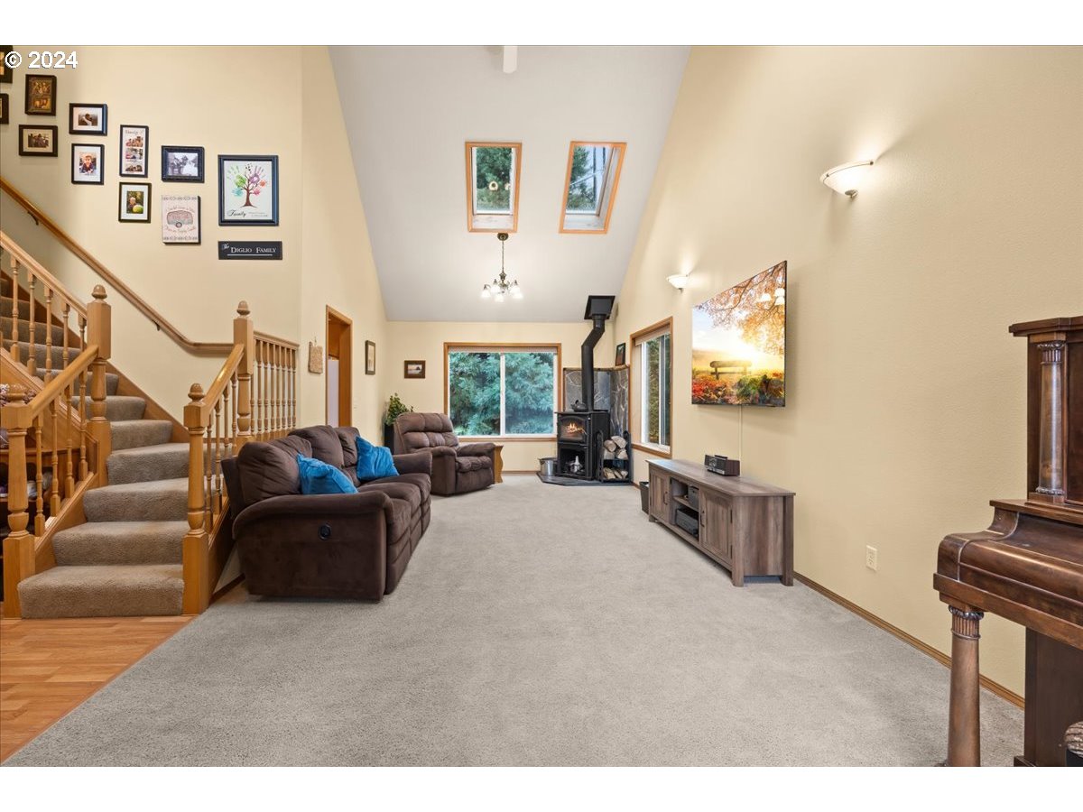 447 Vista Ridge Court Gaston, OR 97119 - Photo 6 of 47 Living Room