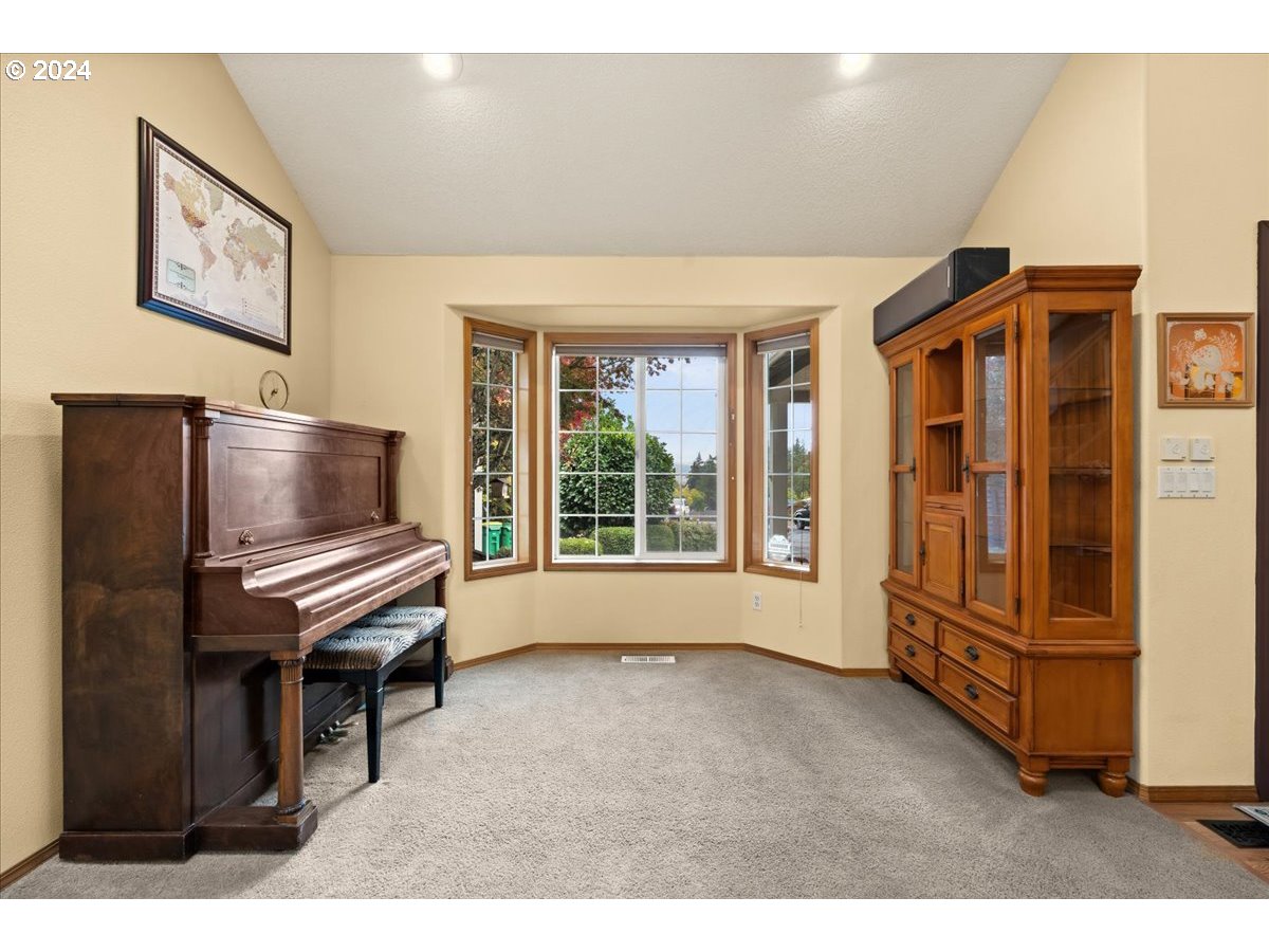 447 Vista Ridge Court Gaston, OR 97119 - Photo 7 of 47 Living Room