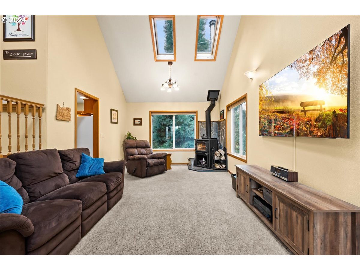447 Vista Ridge Court Gaston, OR 97119 - Photo 9 of 47 Living Room
