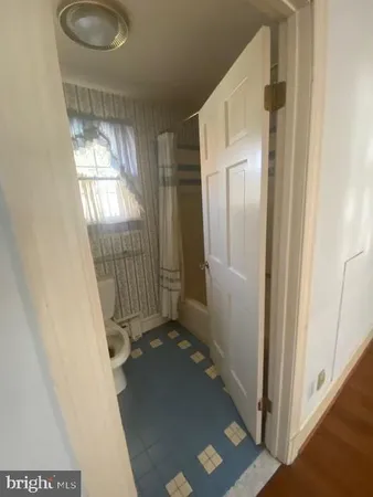 a view of entryway with a floor to ceiling window