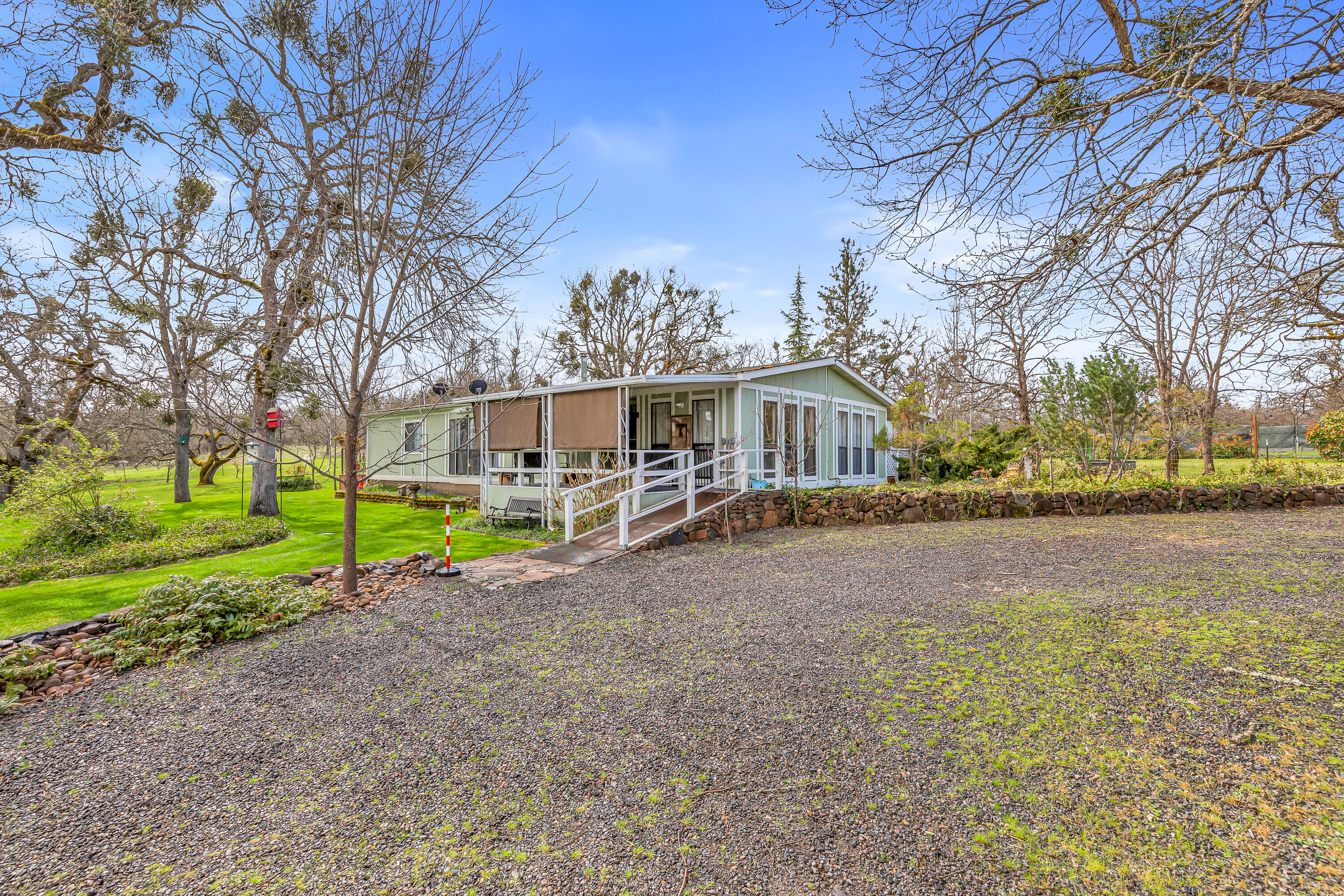 349 Capri Drive Eagle Point, OR 97524 - Photo 3 of 54 9R9A7590