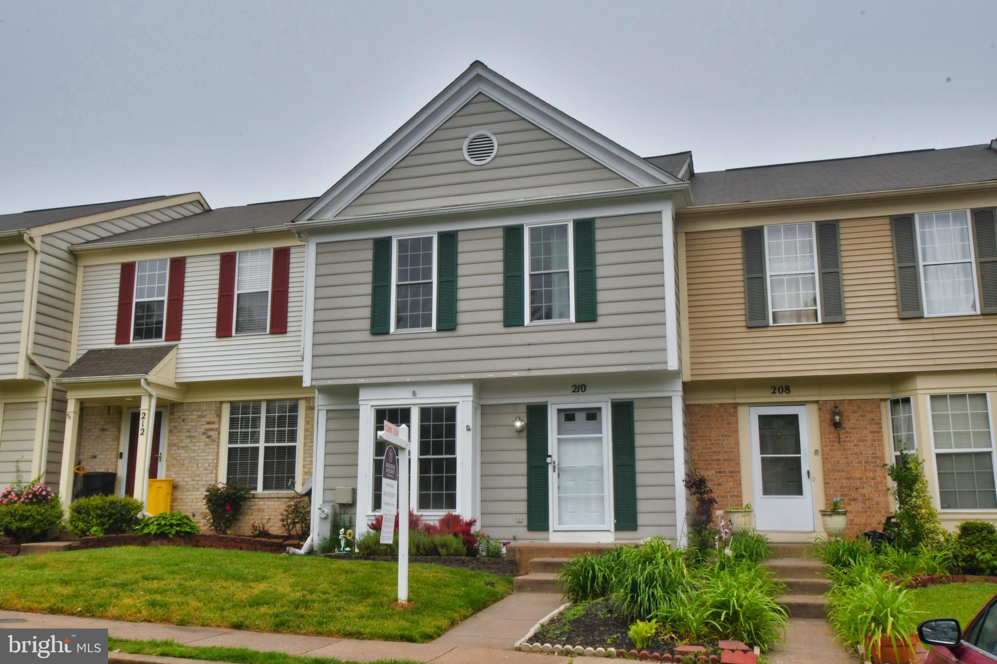Gorgeous Well-Maintained Townhome!